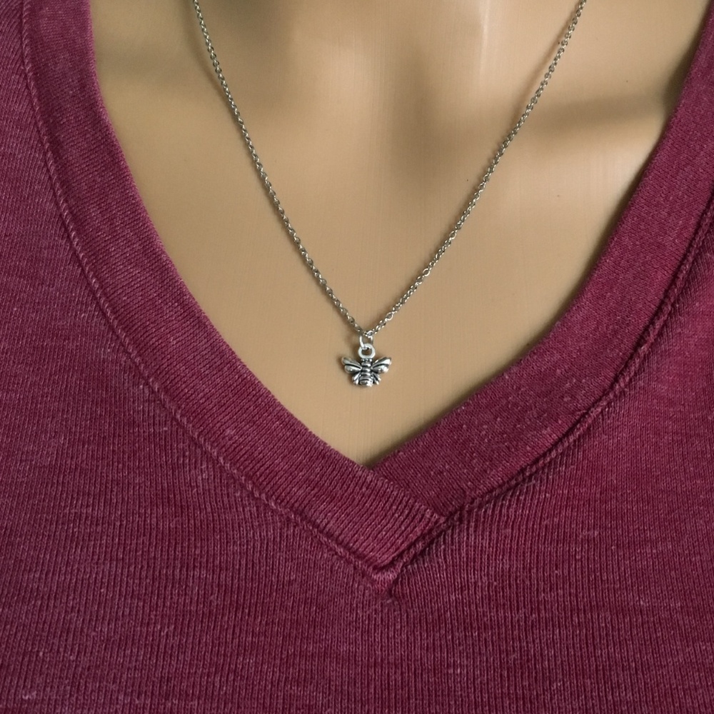 ๐ Dainty Bee Necklace Tibetan Silver ๐ 4for$20 - Picture 3 of 4